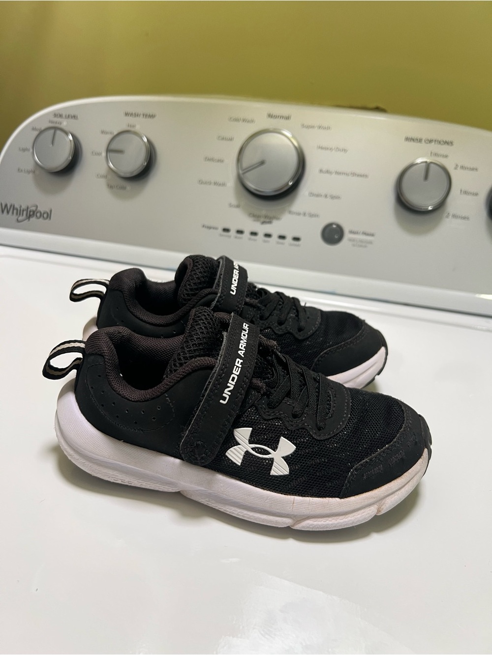 Under Armour Kids Black & White Athletic Sneakers Size 13